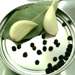 Aceite ecológico de oliva virgen extra Condimentado con ajo, laurel y pimienta