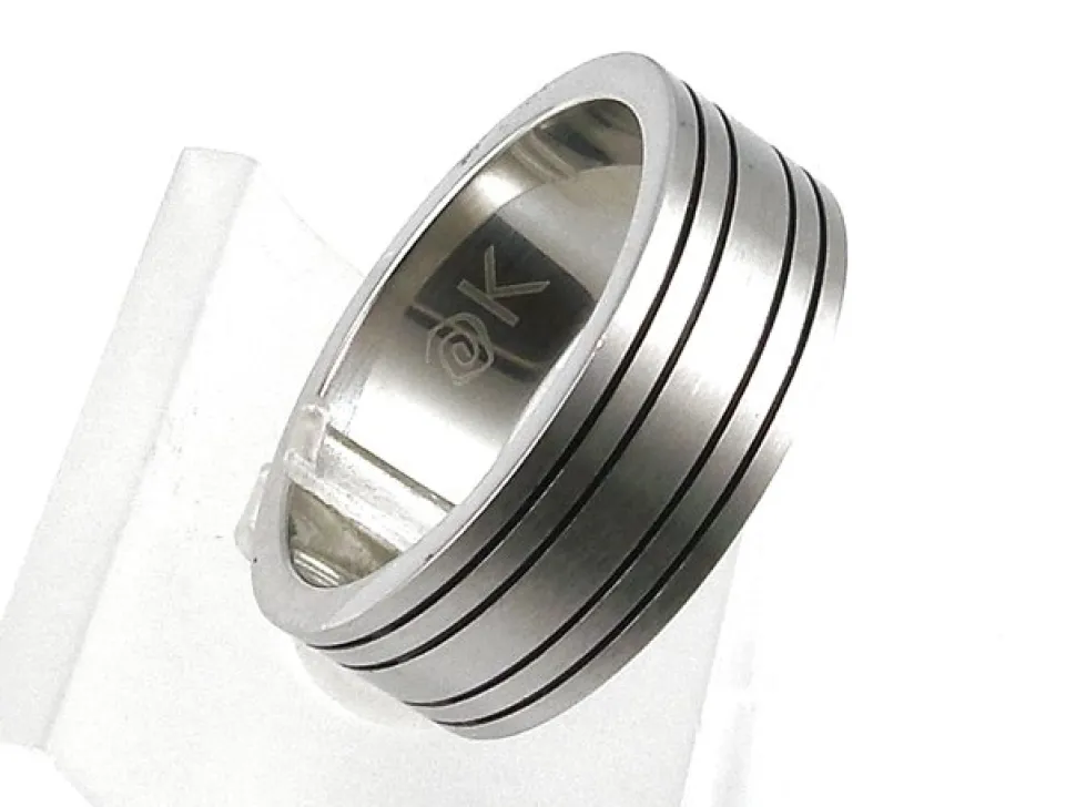 Anillo De Acero Inoxidable Con Lineas Negras