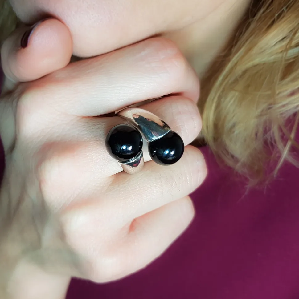 Anillo De Plata Con Bolas Negras De 12 Mm.