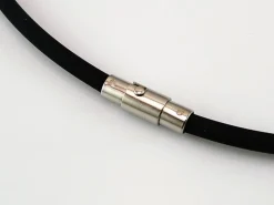 Colgante Acero Inox Cuadrados Y Circulos Con Caucho Negro