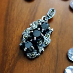 Colgante Estilo Antiguo De Plata Vieja Con Granates Y Marquesita