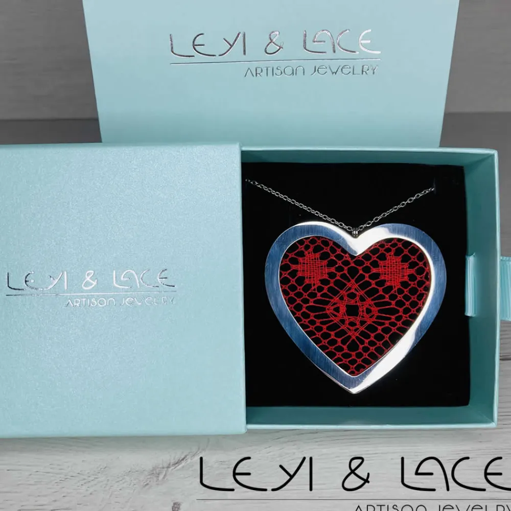 New Leyi & Lace Collar Corazón y Encaje de Bolillos en Rojo