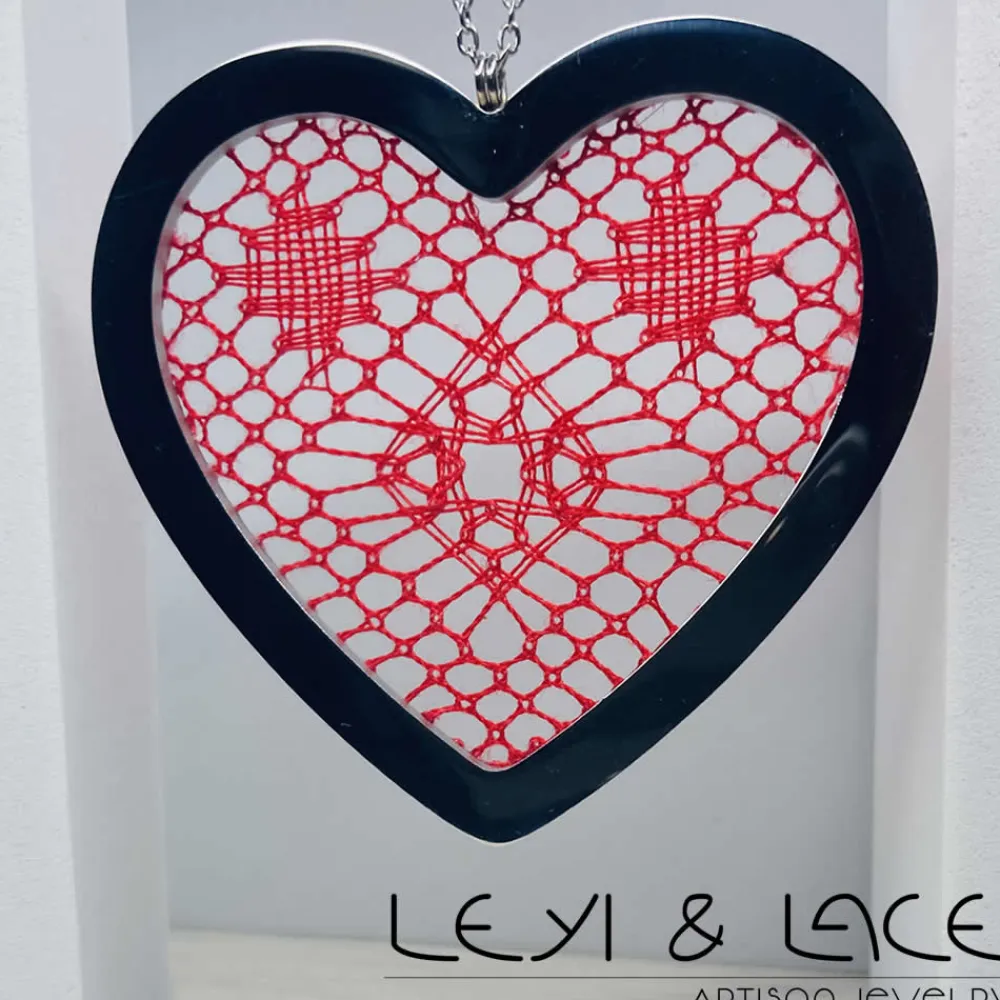 New Leyi & Lace Collar Corazón y Encaje de Bolillos en Rojo