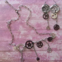 Che Carino Art Conjunto collar y pendientes -engranaje