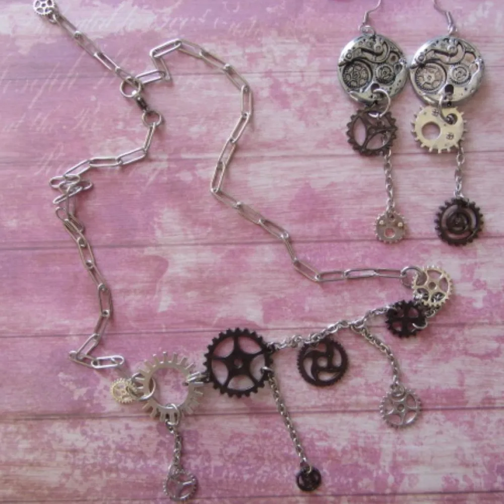 Che Carino Art Conjunto collar y pendientes -engranaje