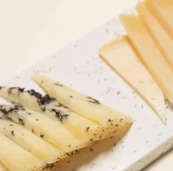 Outlet Ibéricos a Domicilio Gourmet Cuña de Queso 100% Oveja con Trufa - Aproximado 200 g