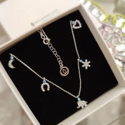 Gargantilla Con Amuletos De Plata Rodiada, Circonitas Y Esmalte