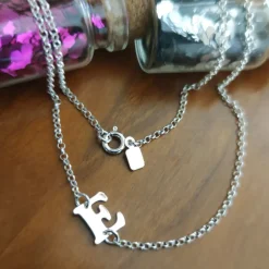 Gargantilla De Plata Con Inicial Tumbada