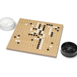 Juego de Mesa GO en tablero de madera