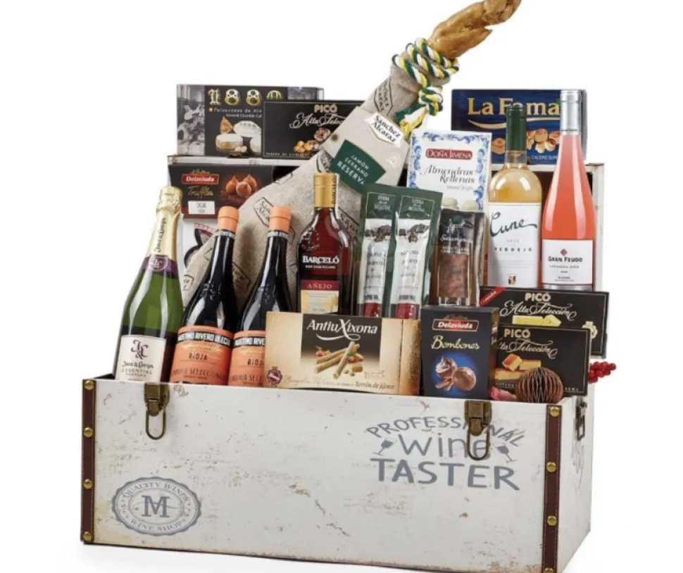 Lote 51: Cesta de Navidad en Baúl con Jamón Reserva Sánchez Alcaraz y Vinos D.O.