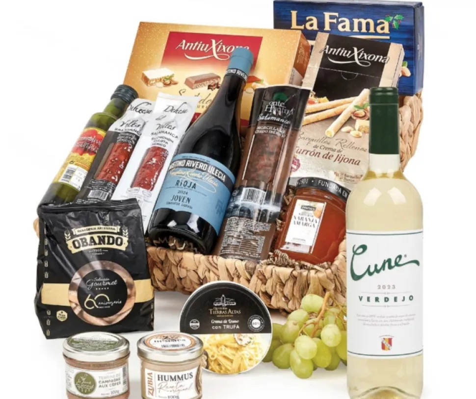 Lote 212: Cesta de Navidad Gourmet con Ibéricos Premium y Vinos Seleccionados