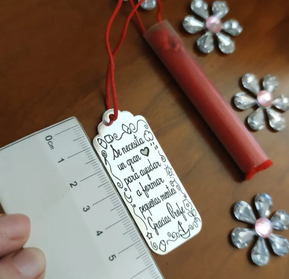 Marcapáginas En Plata Con Pompón Para Maestros