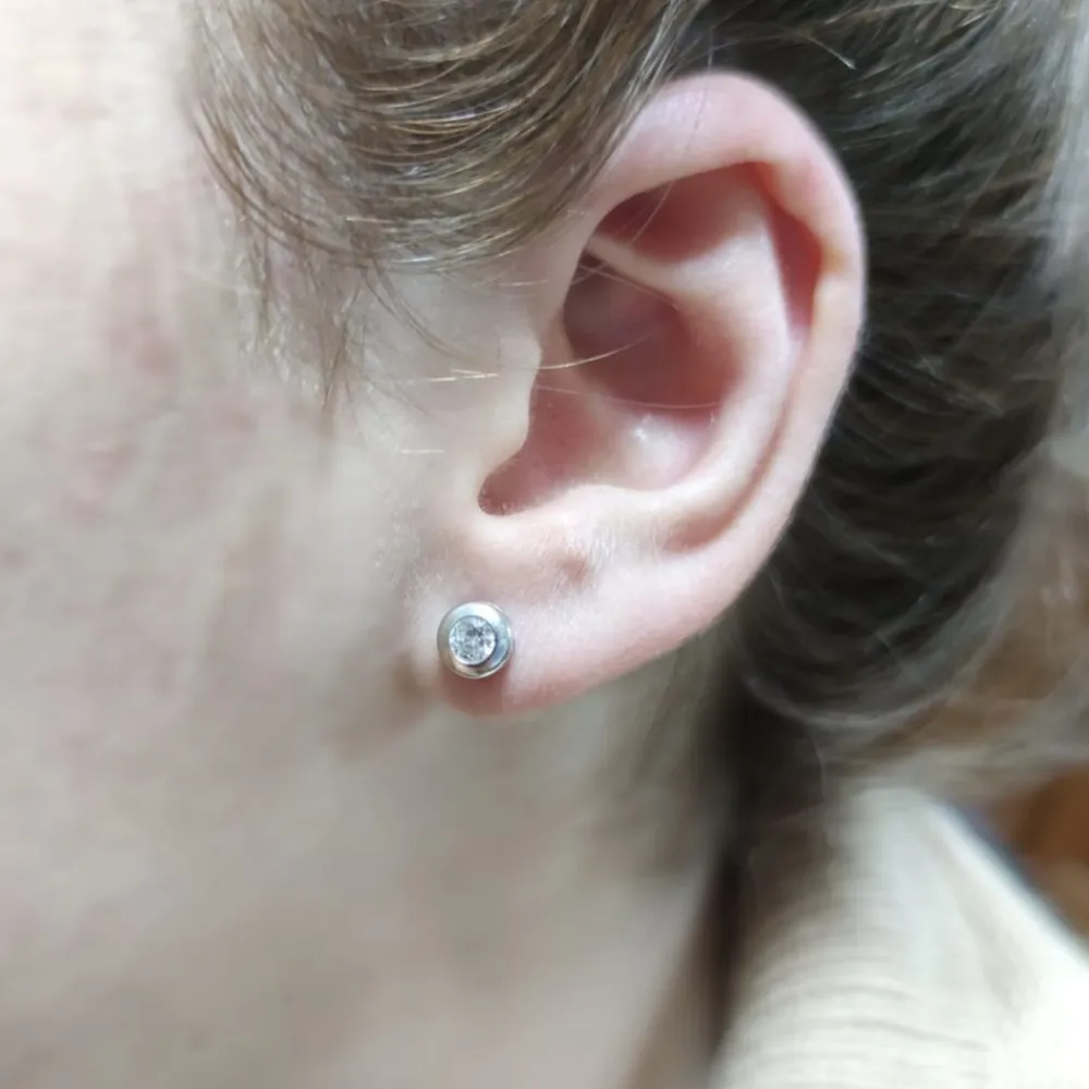 Clearance Pendientes Chaton De Plata Con Circonita 4 Mm. Para Bebés