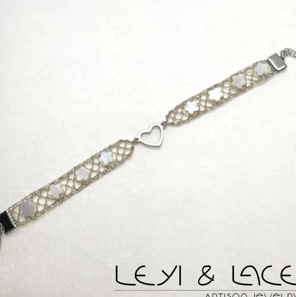 Pulsera de Encaje de Bolillos Corazón con Flores