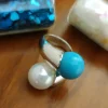 Sale Sortija De Plata Con Doble Perla Blanca Y Turquesa 12 Mm.