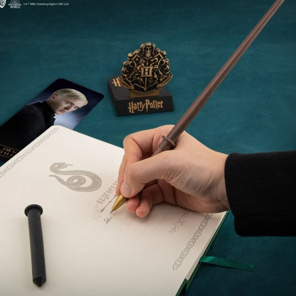 Outlet Cinereplicas Varita Bolígrafo Harry Potter con Soporte Escudo Hogwarts de Draco Malfoy +-25cm
