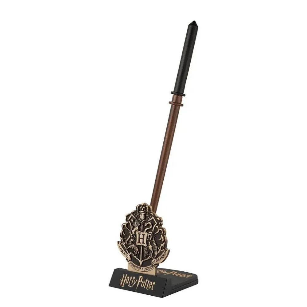 Outlet Cinereplicas Varita Bolígrafo Harry Potter con Soporte Escudo Hogwarts de Draco Malfoy +-25cm